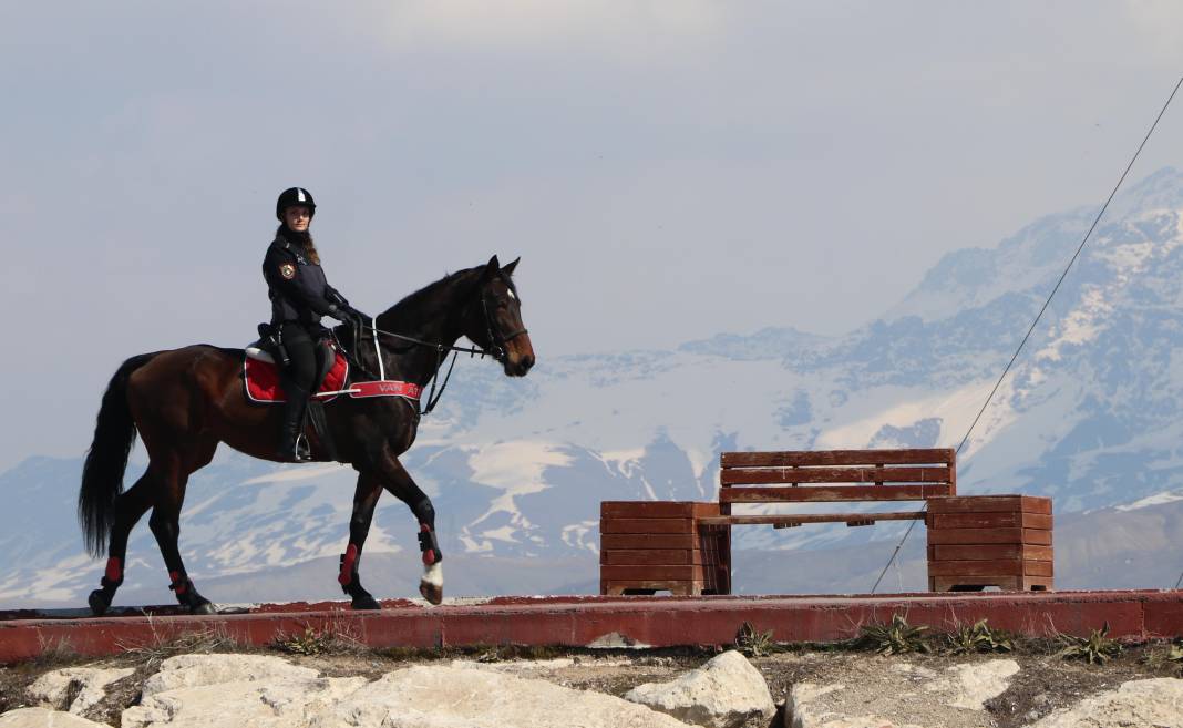 Van'da emniyetin tek kadın süvarisi göz dolduruyor 5